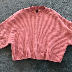 Säljer denna fina rosa tröja i storlek S!  Köpt på H&M och är superskön!!😍 