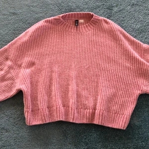 Rosa tröja från H&M - Säljer denna fina rosa tröja i storlek S!  Köpt på H&M och är superskön!!😍 