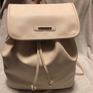 Vit Björn Borg ryggsäck  - Färgen offwhite/ light beige! Använd 2-3 gånger