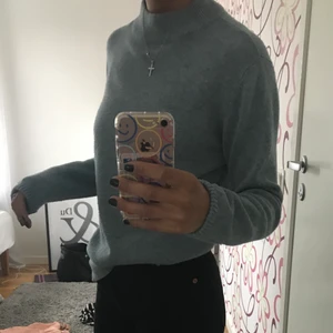 Stickad tröja - Super fin blå tröja i as skönt matrial!! Passar mig som är xs/s men sitter lite oversized så passar nog m med😊känns som en tröja med superkvalitet!