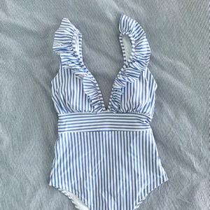 Blåvitrandig baddräkt  - Helt oanvänd baddräkt i blå-vitrandigt mönster med somriga volanger från H&M, både prislapp och plombering finns kvar! Säljes pga felköp💘 