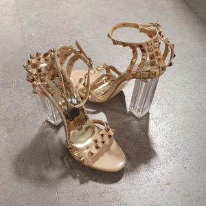 Sexig stilig fest skor  - I mycket bra skick och passar till allt och fest eller dejter. Användade en gång for en video shoot och passar 38_ 39 .passar jätte fint till de som har en söt och sexig fötter.dem är bekväm och stilig.Finns fler bilder och köpte de 1899 .bud I kommenterna. 