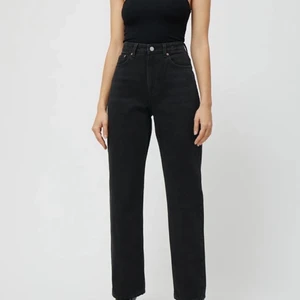 Weekday Jeans - Splitter nya jeans från weekday i modellen ROWE. Utsålda i storleken. Jätte fina och långa och raka i modellen. Drömjeansen!! Ny pris 500kr, mitt pris 200kr (gratis frakt). Passar XS/S 