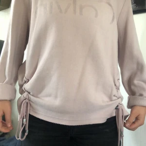 Tröja - Smutsrosa topp men snörning på sidorna 