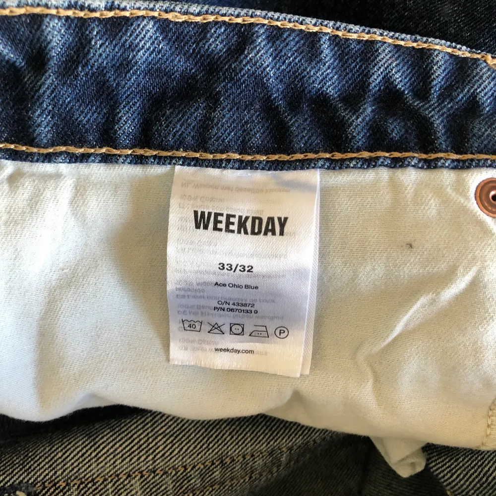 Ace jeans från Weekday i storlek 33/32 köpta på plick. Säljer dom för jag insåg efter ett tag att de är för stora för mig, de är i nyskick använda fåtal gånger! . Jeans & Byxor.