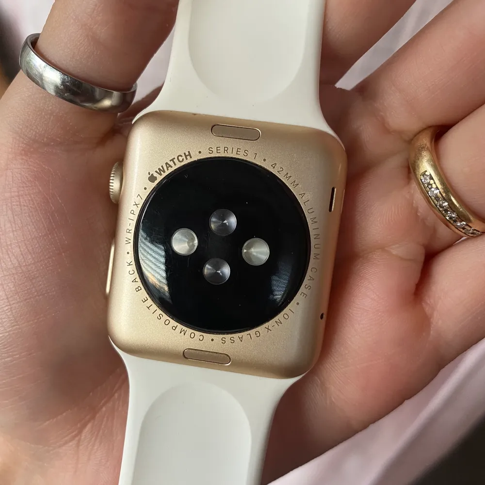 Säljer min Apple Watch S1 42mm. Den är i bra skick. Laddaren, original kartong och 4 armband kommer med.  💸💸 Pris  750 kr    Säljes som paket 📦 . Accessoarer.