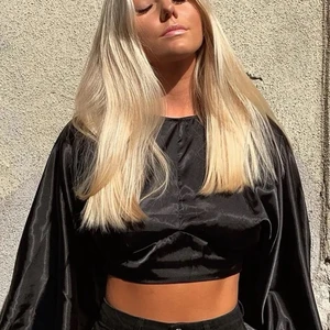 open back satin topp - supersnygg topp från nakd som är slutsåld som tyvärr inte används. kör för 500kr. skriv om ni vill få bilder på hur den sitter på mig!! 💘