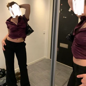 Silkes blus! - Blus i skönt material! Sista bilden beskriver färgen bäst✨ jag på bilden är S. Möts på söder annars står köparen för frakt på 45kr ❤️