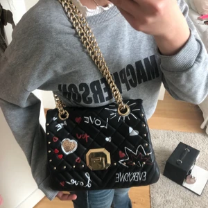 Speciell cool väska från ALDO - Man kan ha banden på två olika sätt beroende på vad man känner. Köpt för 1 år sedan på Zalando jag har inte fått så mycket användning för den tyvärr.  Hör av er om ni vill ha fler bilder💕💕