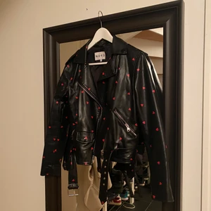 Naked skinnjacka med hjärtan - Skinnjacka ifrån Nakd med printade hjärtan på!