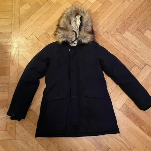 Snygg Svea vinterjacka  - Oanvänd Svea vinterjacka storlek L, passar även medium. Supersnygg och jättevarm. 