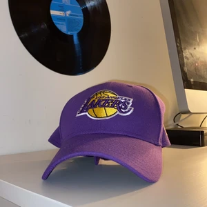 Lakers keps - Oanvänd lila Los Angeles Lakers keps säljes! Nypris: 399:- Jag säljer för 259 inkl frakt. 