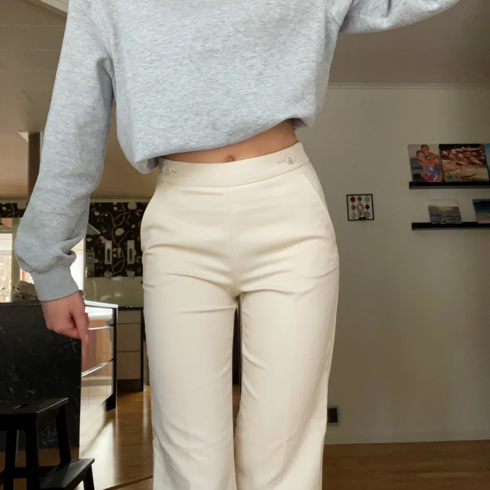 Jättefina beiga kostymbyxor från Stockholm. Dem är endast använda några få gånger så dem är så gott som nya. Säljer då de blivit lite små för mig💕💕 (jag är 174 cm och de är någon centimeter för korta för mig). Jeans & Byxor.