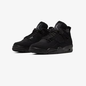 Jordan 4 - Säljer dessa Jordan 4 black cat, skorna är nästan helt nya och har endast provats på. Har ingen användning av skorna eftersom att jag tycker att de är för dyra för att användas. Box och tag följer med.                                           Inget fast pris, det diskuteras.                                      Släng iväg ett meddelande om du är intresserad🙌🤝.           Köparen står för frakt.