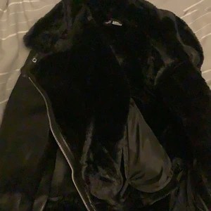 Jeans jacka - Jätte grym jacka med lurv på💕skriv för mer bilder