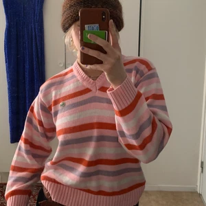 Lacoste tröja! - Säljer en jättefin Lacoste tröja i barnstorlek M! Så fina färger men har aldrig använt den:) kan skickas mot fraktkostnad på 66kr 