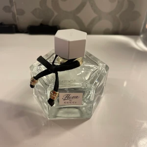 Gucci parfym - Flora by Gucci parfym. Väldigt lite använd. Från start 50ml, nu kanske 40-45ml. Luktar väldigt gott.
