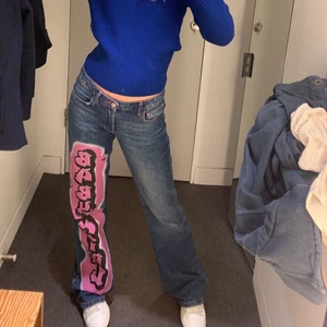 baby girl lågmidjade jeans - INTRESSEKOLL på dessa ascoola lågmidjade jeans med trycket ”baby girl” på från Jaded London. Storlek 24 men långa så passar perfekt på 165-180 tjejer! Köpta för ca 700kr, kom med eget pris. Har små defekter längst ner som verkligen inte syns när man har på sig jeansen! (Sista bilden) Kontakta vid intresse!! 