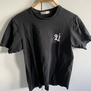 Undercover T-shirt - Japanskt märke, ganska sällsynt i Sverige. Storlek 2 motsvarar S-M 