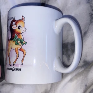 Ariana grande Christmas & chill mugg - Ifrån hennes hemsida, har en liten skada så sälja billigare!