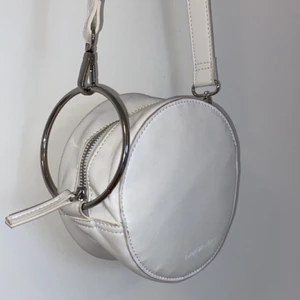 Carin Wester väska - Axelremsväska från Carin Wester köpt på second hand men aldrig använd av mig. Fint skick ✨