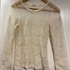 Ida Sjöstedt-topp - Fin spetstopp från Ida Sjöstedt! Säljes då den sorgligt nog inte passar mig längre. Dragkedja i sidan. 