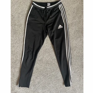 Adidas byxor - Använda en del men bra skick. Strl S