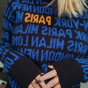 Varm tröja - En superhärlig varm stickad tröja köpt i Italien. Den är verkligen så himla mjuk, just nu hänger den bara i min garderob och tänker att det är bättre att den får kärlek av någon annan. Passar perfekt för våren eftersom den inte är så bulky.💙 Storleken är L men skulle säga att den passar mer som en M.