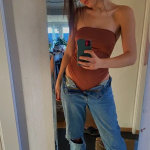 Jättefin baddräkt från H&M - Köpte den förra sommaren, och använde den både som topp och baddräkt! Ganska kort i modellen så om du har en lång överkropp, blir den ganska högskuren!✨