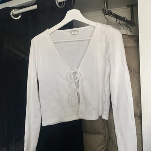 kofta - vit kofta med snören från monki💞använd fåtalgåger så skicket är mycket bra. köpare står för frakten som 50kr💓