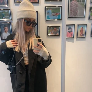 Svart kappa - Intressekoll på min extremt fina oversized kappa från H&M som är slutsåld! Storleken är M och sitter lite oversized på mig som är en S. Nypris: 999kr💞