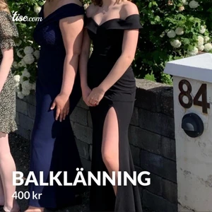 Balklänning  - Jag säljer min fina balklänning som jag har använt 1 gång den är i jätte fint skick.  Storlek 34  Färg: svart  Original pris: 799kr Jag är 167cm lång (mina bilder fast från tise)  finns fler bilder bara att fråga 