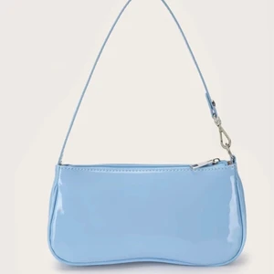 Baguette väska - Jätte fin väska som jag fick i julklapp 2020, den är jätte fin och har inga defekter, den är från Gina tricot och är bara använd ett fåtal gånger under sommaren. Väskan kostade 299 kronor när jag köpte den. Kom privat för flera bilder💝🤩 Priset kan diskuteras!