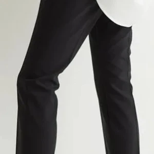 Hm slacks kostymbyxa - Nyskick!! Hm svarta slacks kostymbyxor. Skicka meddelande för frågor och prisförslag 