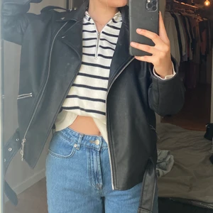 Skinnjacka - Så snygg skinnjacka perfekt nu till våren, säljer pga har 2 st skinnjackor. Köpare står för frakt