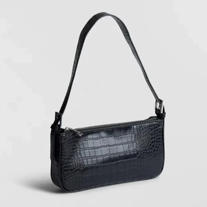 Svart väska - Jätte fin svart väska köpt på pull and bear under sommaren, jag älskar väskan men säljer den för att den inte har kommit till användning. Den har inga defekter och har bara använt den ett fåtal gånger. Jag köpte den för 400 kronor! Kom privat för mer bilder!💝