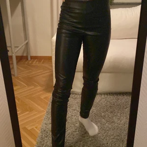Skinnbyxor XS - Fake skinnbyxor från BikBok. Finns ej kvar i butik eller på hemsida. Sköna och sitter bra. För små för mig! Skicka meddelande för frågor eller prisförslag