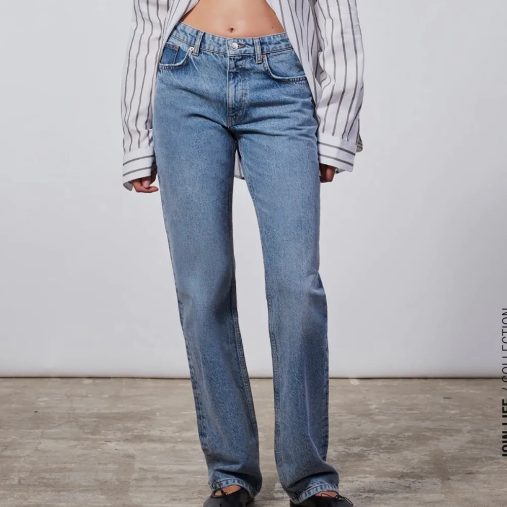 (Lånad bild) Zaras slutsålda mid-Rise straight jeans i blå. Använda ett få antal gånger. Skriv om ni har några frågor eller är intresserade!💕. Jeans & Byxor.