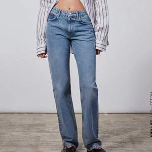 (Lånad bild) Zaras slutsålda mid-Rise straight jeans i blå. Använda ett få antal gånger. Skriv om ni har några frågor eller är intresserade!💕