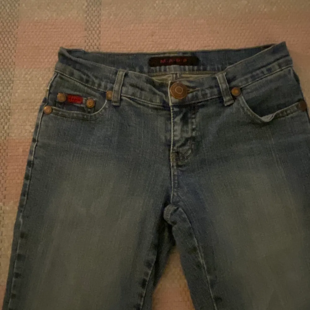 Superfina jeans! Sitter lite kort på mig som är 172cm!. Jeans & Byxor.