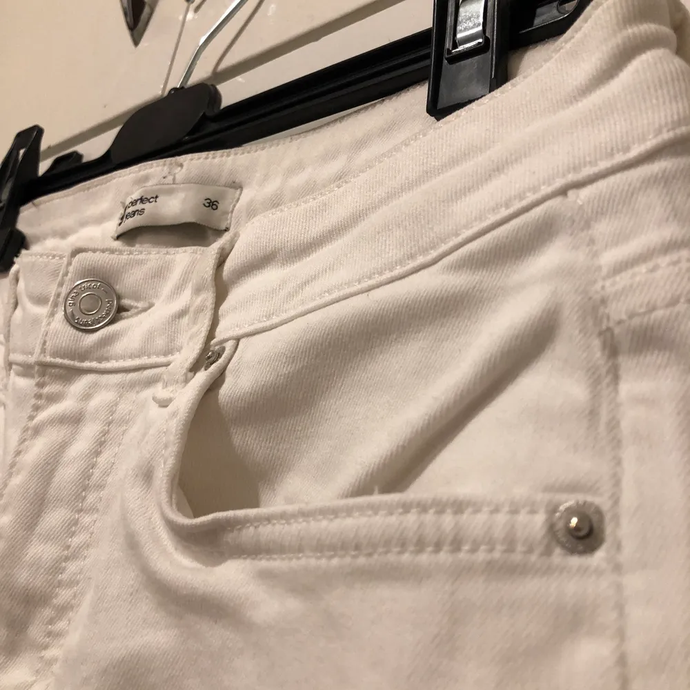 Vita jeans från Gina, super fina men har växt ut dem. Kunders bara användas några gånger därför säljs de. Så de är i bra skick. Jeansen är lite mer öppna vid vaderna. . Jeans & Byxor.