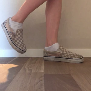 rosa vans - Säljer dessa fina vans i storlek 36,5! Men de passar nog lite uppåt själv har jag 39 och jag fick på mig dem! Lite repor<3 skriv privat för fler bilder! Det är lite finare än på bilderna!