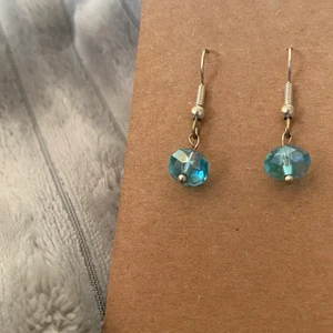 Öronhängen!✨ - Med blå pärla silver örhängen och med vit pärla guld örhängen ☁️10kr st