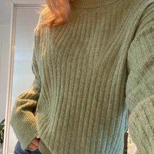 Stickad tröja  - Säljer denna super fina gröna stickade tröjan från hm då den inte kommer till användning, sparsamt använd💕 150+frakt💕