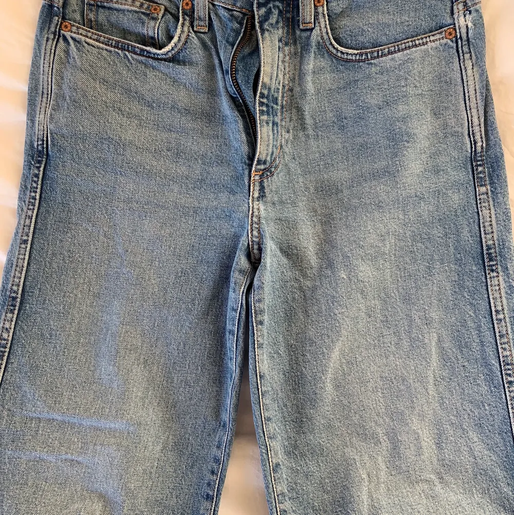 Blå jeans från weekday. Använda 3-5 ggr så fint skick, är storlek 27. Jeans & Byxor.