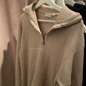 Zip tröja  - Superfin zip tröja, beige, köpt second hand, strl L men passar en S, M och L beroende på hur man vill att den ska sitta. 