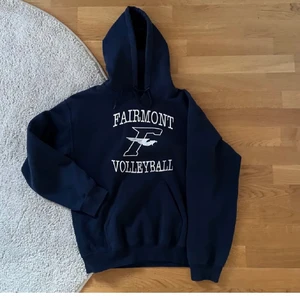 Mörkblå hoodie - Mörkblå hoodie med tryck. Endast testad av mig! Storlek M. Skriv för mer information eller bilder 🐻 om man vinner budgivningen måste man köpa!