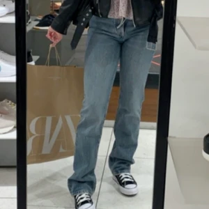 Zara jeans  - Säljer mina zara jeans i storlek 36. Långa på mig som är 165, säljs ej längre 