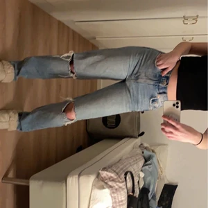 Ginatricot 90s - Säljer dessa 90s jeans ifrån gina tricot i storlek 32, jag är 162 och de sitter perfekt i längden på mig. Har inte kommit mycket till användning alls bara 2/3 gånger då de blivit lite försmå för mig. Köpta i våras för 599kr. Kontakta mig vid intresse eller fler bilder, priset kan sänkas vid snabb och smidig affär 😌Köparen står för frakten!