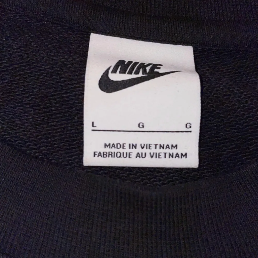 Kanske inte syns men den är lång ärmar Nike tröja i storlek L, 449kr men säljer för 320kr. Tröjor & Koftor.